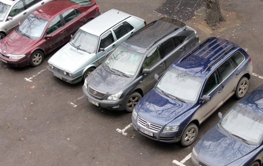 Рижская дума обещает построить в микрорайонах стоянки для 11 000 автомашин