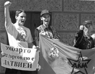 Играют мальчики в войну.Красная недоросль не дает покоя посольству Латвии.