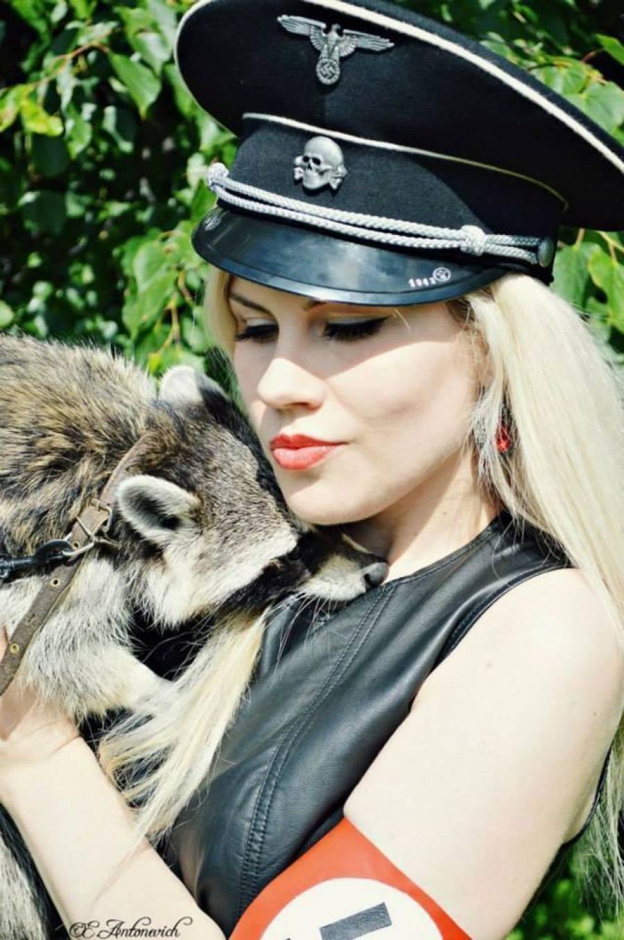 СГД открестилась от блондинки со свастикой: у нас не место животным и сексу