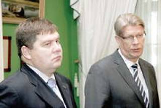 Валдису Затлерсу (справа) надоело работать с правительством Айгара Калвитиса.