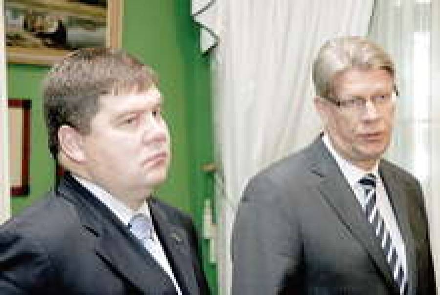 Валдису Затлерсу (справа) надоело работать с правительством Айгара Калвитиса.