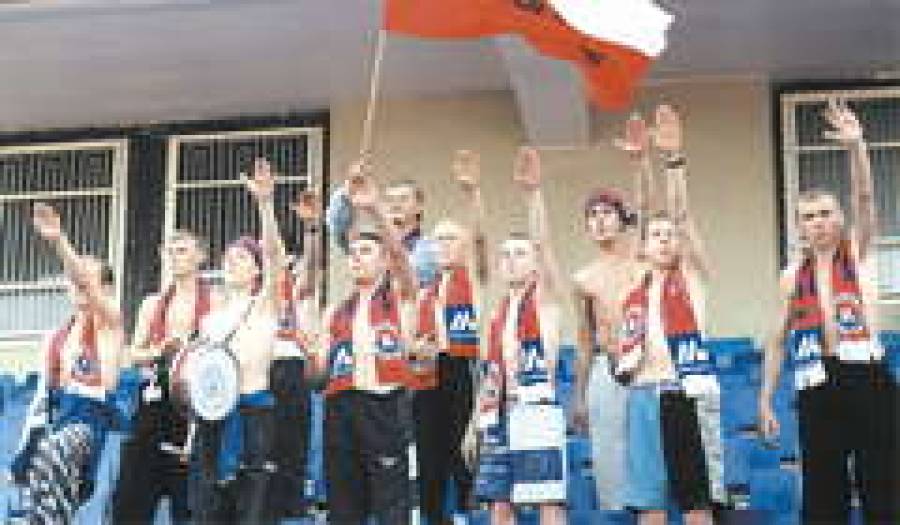  &quot;Вперед, мой клуб, вперед, мой клуб, пока ублюдки не умрут! Ногами, ногами, пинай его ногами!&quot; (Популярная кричалка.)