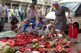 Французские фермеры в знак протеста выбрасывают свою продукцию на улицы.