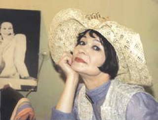 Нина Незнамова выглядит, как балерина, ушедшая со сцены, но каждое утро встающая к станку.