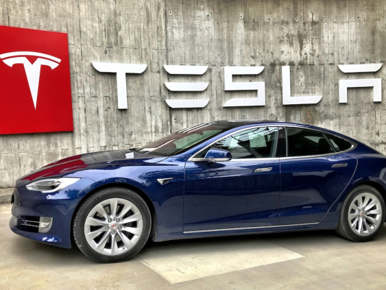 Прибыль Tesla в третьем квартале сильно сократилась