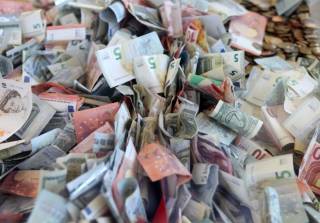 Минимальную зарплату могут поднять до 500 евро