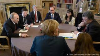 Встреча Владимира Путина (слева), Петра Порошенко (справа), Франсуа Олланда (в центре) и Ангелы Меркель в &quot;нормандском&quot; формате.