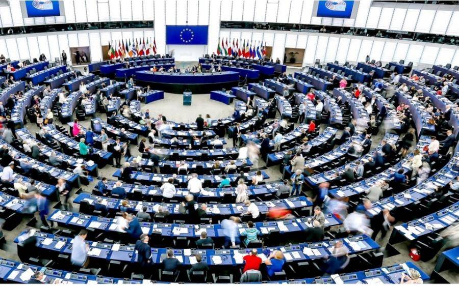 Чиновники на грани истерики: обед в столовой Европарламента стал на 50 центов дороже
