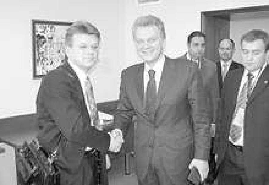 Перерастет ли крепкое рукопожатие Айгара Штокенбергса (слева) и Виктора Христенко в крепкое сотрудничество?