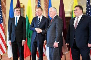 Государственный секретарь США Рекс Тиллерсон (второй справа) жмет руку главе МИДа Латвии Эдгару Ринкевичу.