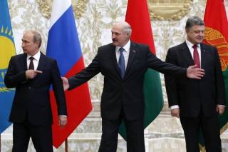 Слева на право: президент РФ Владимир Путин, президенты Белоруси Александр Лукашенко и президент Украины Петр Порошенко