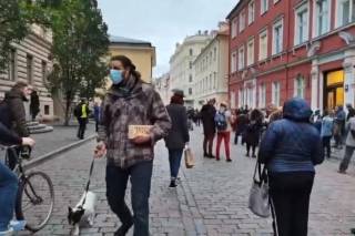 Люди с кирпичами в руках протестовали у Сейма против изменений налогов