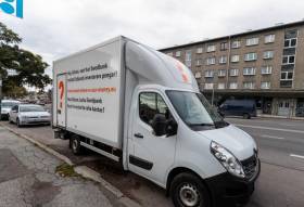 Оставленные с носом люди перед конторой Swedbank: где наши деньги?!