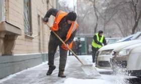 В Риге неочищенные тротуары зимой будет убирать самоуправление, а расходы возместят владельцы участков