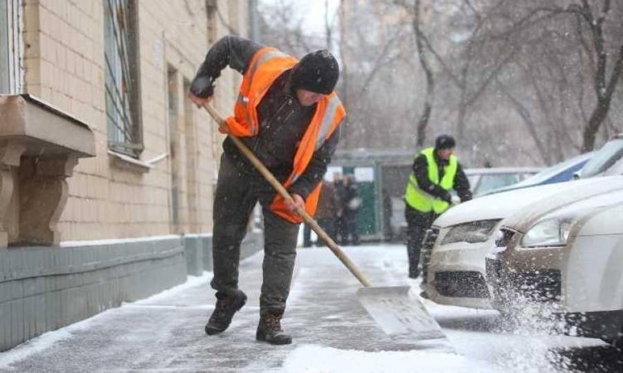В Риге неочищенные тротуары зимой будет убирать самоуправление, а расходы возместят владельцы участков