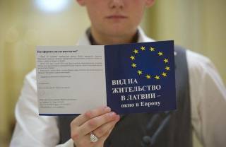 Россиянам запрещают покупать дома в Латвии в обмен на ВНЖ