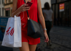 Чистая прибыль H&amp;M сократилась во втором квартале