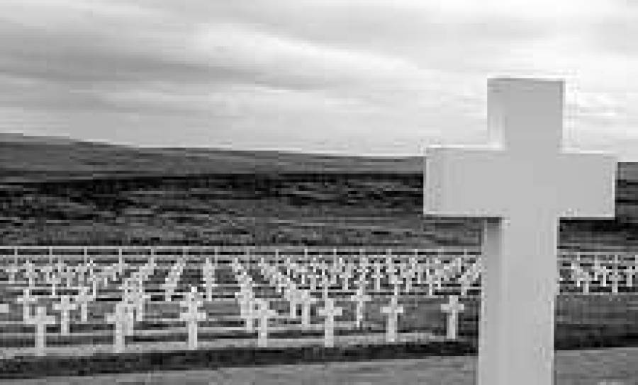 Война стоила Аргентине 650 жизней военнослужащих, 1 188 было ранено. Потери Великобритании составили 258 человек убитыми, 777 получили ранения.