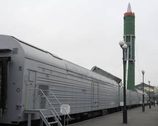 Боевой железнодорожный ракетный комплекс на Варшавском вокзале в Петербурге.