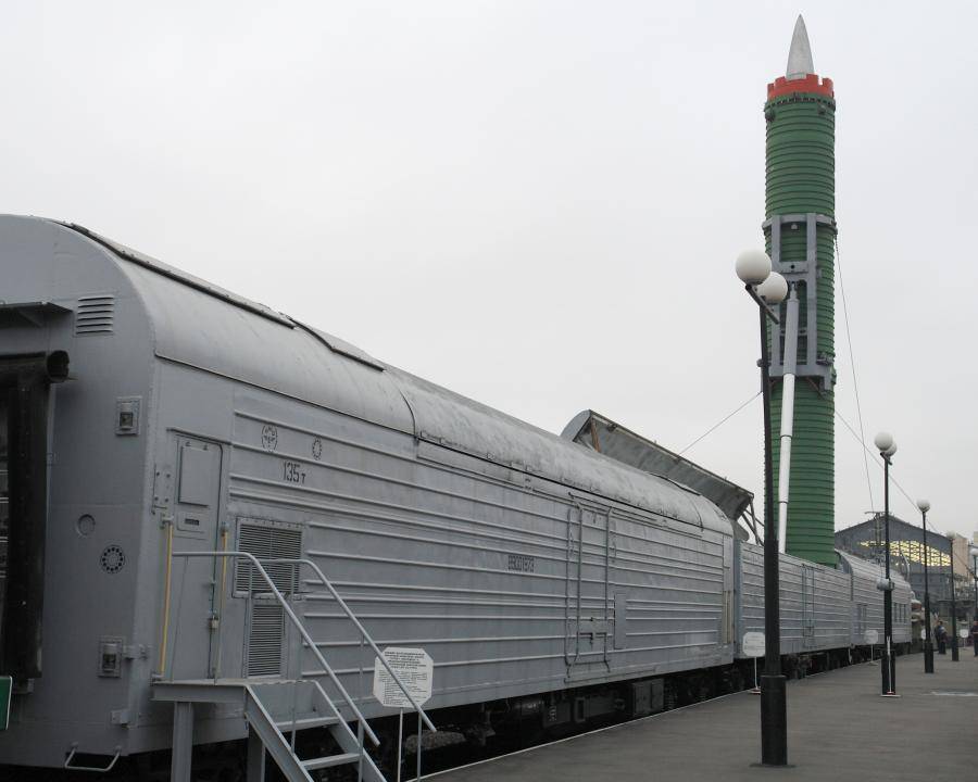 Боевой железнодорожный ракетный комплекс на Варшавском вокзале в Петербурге.