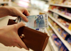 Кошелек не резиновый: у латвийских магазинов падают обороты