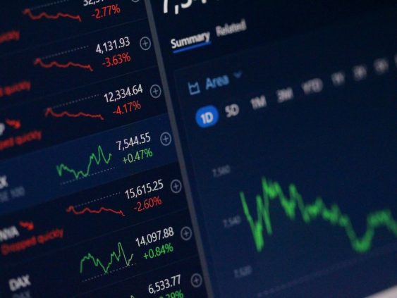 Инвесторы опасаются инфляции: акции падают, нефть дорожает
