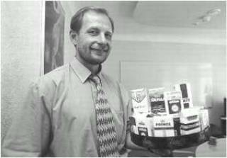  Директор House of Prince Riga Владимир ЧАМАНС с продукци- ей своей фабрики. 