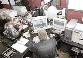 На отдельных рабочих местах в офисе установлено сразу по три компьютера.