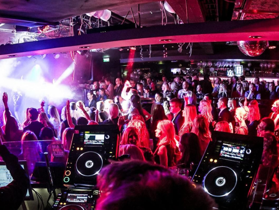 Закрывается старейший ночной клуб Таллина Cafe Amigo