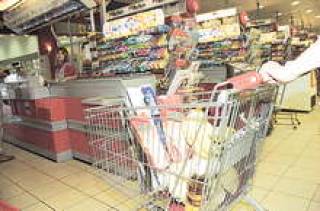 Тележки в магазинах, ломящиеся от продуктов, красноречиво говорят об истинных доходах жителей Латвии.