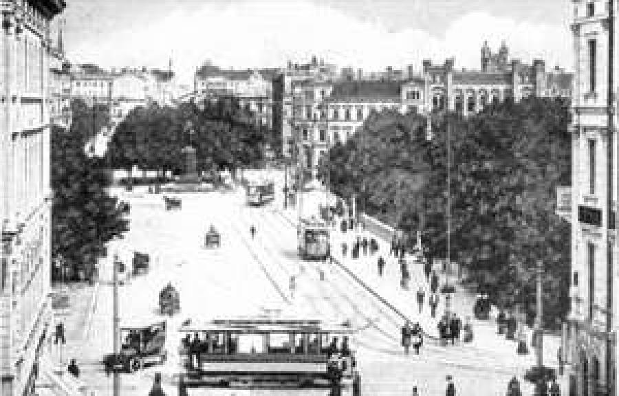 Памятник на Александровском бульваре. 