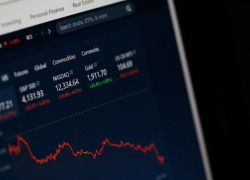 Рост в США и хаос в Европе: что происходит на мировых биржах