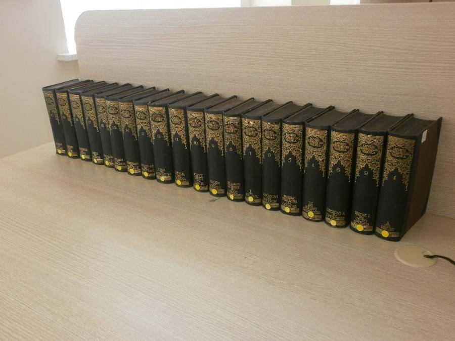 В Латышском энциклопедическом словаре 1927–1940 гг. был 21 том и 43 008 статей.