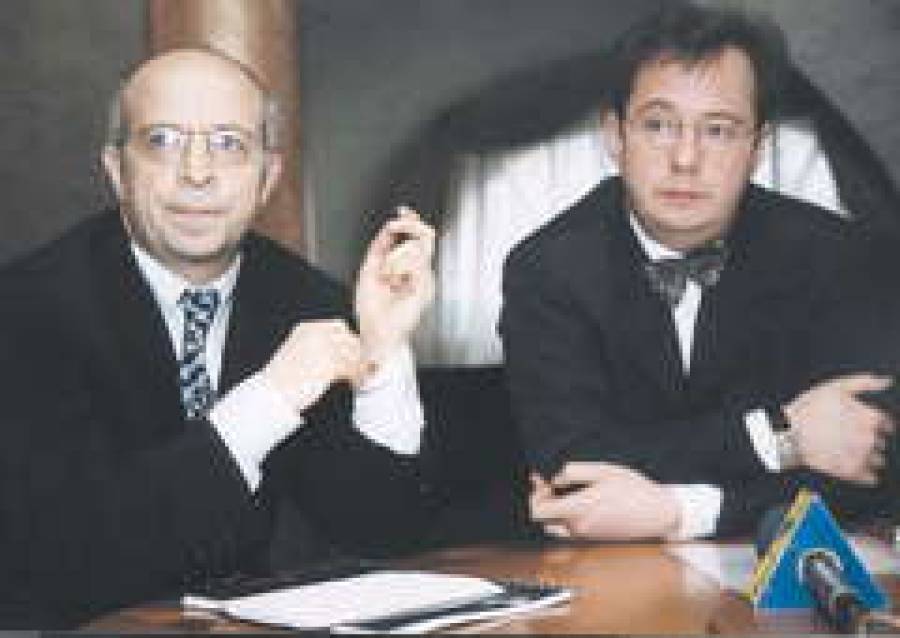  Виктор КРАСОВИЦКИЙ (слева) и Валерий КАРГИН задешево банк не отдадут.