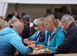 Кто хорошо поет, тот хорошо ест.