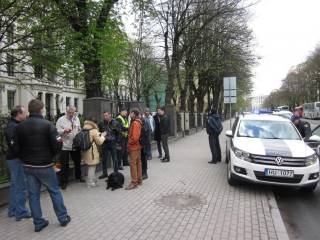 В Риге с посольства Украины сорвали георгиевские ленточки