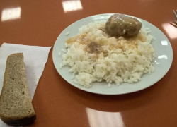 Рижская дума повышает плату за питание в учебных заведениях