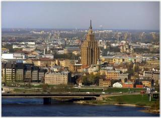 Рига та же, людей меньше.