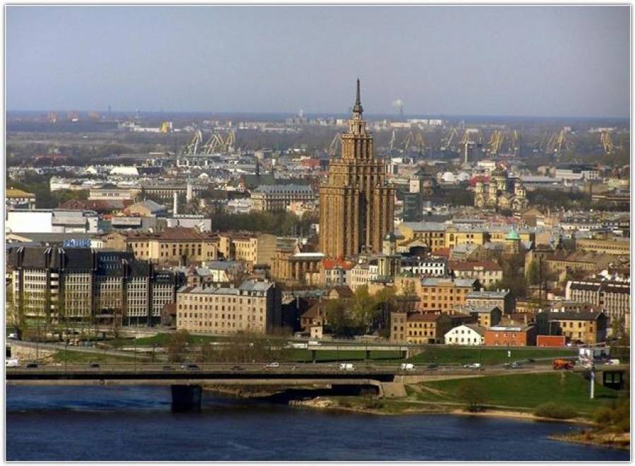 Рига та же, людей меньше.