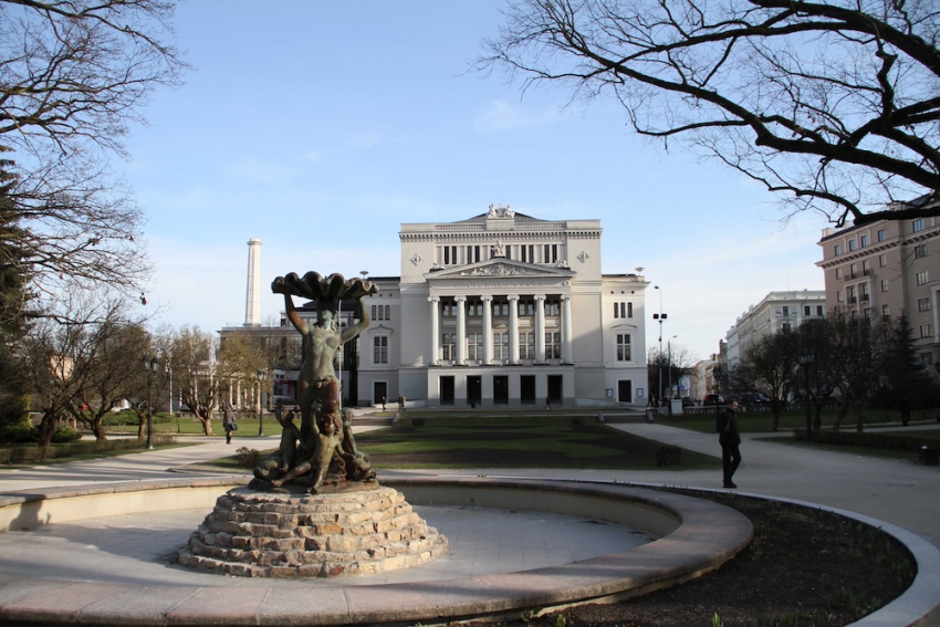 Артисты оперы и балет отправляются на гастроли; Большой зал вновь откроется летом