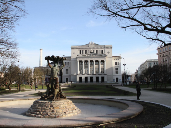 Артисты оперы и балет отправляются на гастроли; Большой зал вновь откроется летом