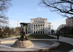 Артисты оперы и балет отправляются на гастроли; Большой зал вновь откроется летом