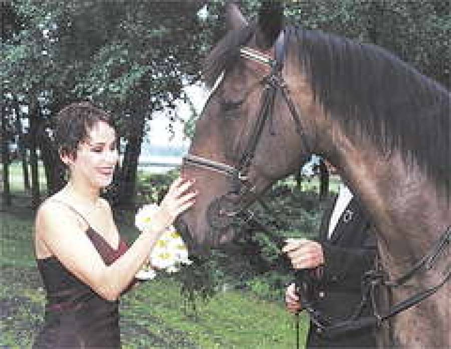  После романтической скачки под дождем Резия КАЛНИНЯ благодарит добрую ло шадь.