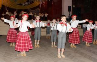 Спекулянты подзаработали на песнях и танцах латышской молодежи