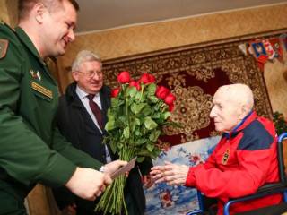Декабрь 2014-го... Олег Белаковский получает именной перстень Зала славы российского хоккея. Один из его гостей — известный в прошлом вратарь сборной СССР, а ныне заместитель генерального директора квартала «Парк Легенд» Владимир Мышкин.