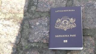 Анджелина Джоли и Десмонд Туту вступились за латвийских неграждан