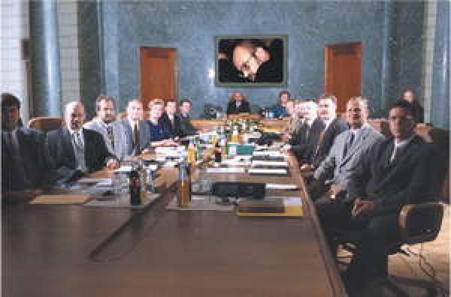 Снаряды легли в цель. Теперь политики балансируют на собственных нервах