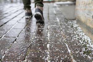 Цена войны: посыпать дороги в Латвии будут солью…из Африки