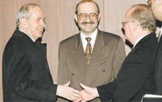  Главу МВФ Мишеля КАМДЕССЮ (слева) в России принимали как родного.