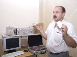 Декан факультета компьютерных наук и телекоммуникаций TSI профессор Александр Граковский демонстрирует систему радиочастотной идентификации RFID, которая лежит в основе работы э-талонов в Риге.